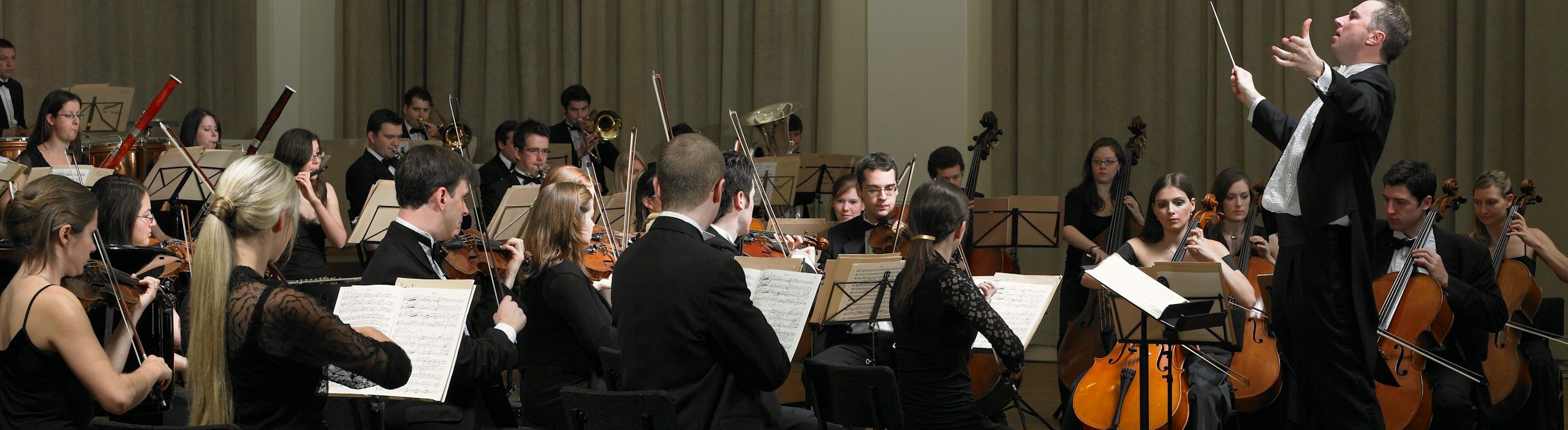 Sinfonieorchester mit Dirigent bei einem Klassikkonzert